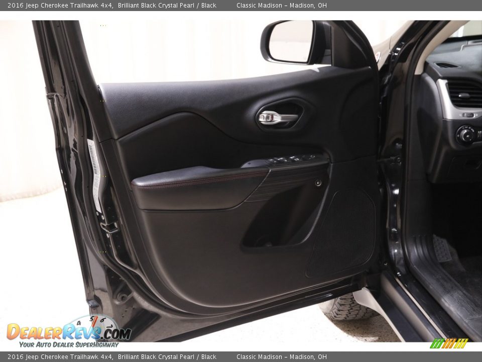 2016 Jeep Cherokee Trailhawk 4x4 Brilliant Black Crystal Pearl / Black Photo #4