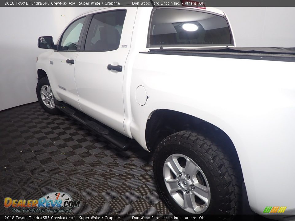 2018 Toyota Tundra SR5 CrewMax 4x4 Super White / Graphite Photo #17