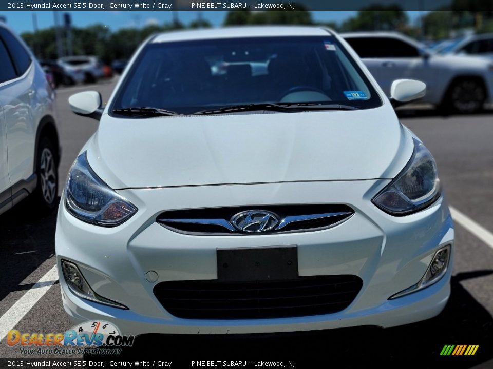 2013 Hyundai Accent SE 5 Door Century White / Gray Photo #2