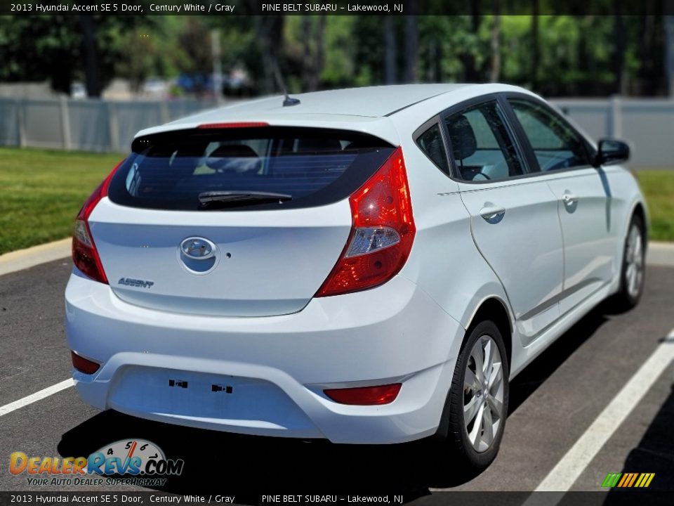 2013 Hyundai Accent SE 5 Door Century White / Gray Photo #4