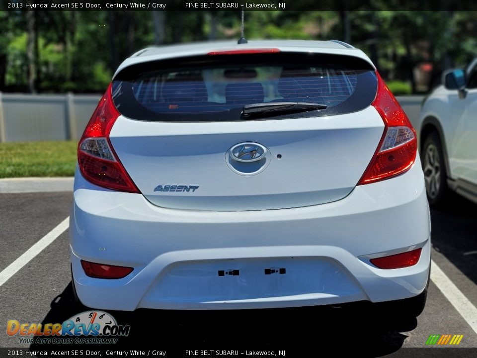 2013 Hyundai Accent SE 5 Door Century White / Gray Photo #5