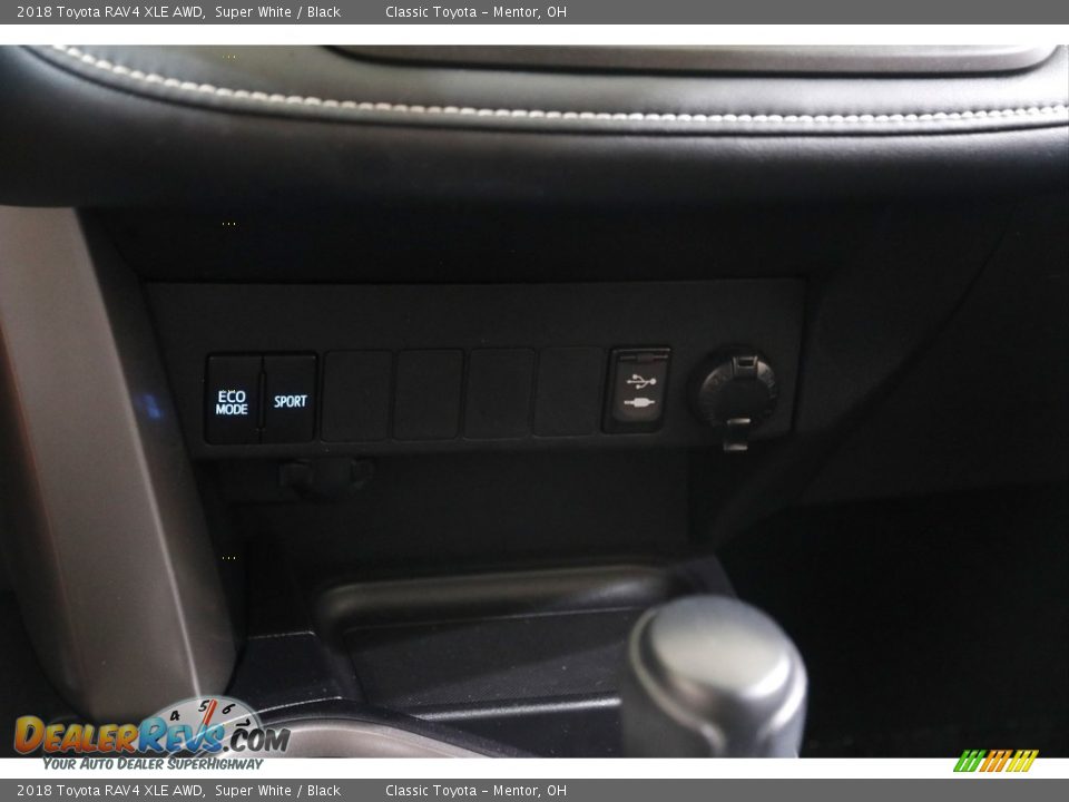 2018 Toyota RAV4 XLE AWD Super White / Black Photo #12
