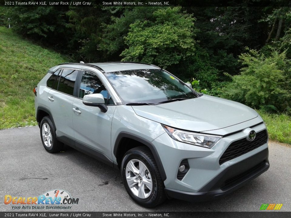 Front 3/4 View of 2021 Toyota RAV4 XLE Photo #5