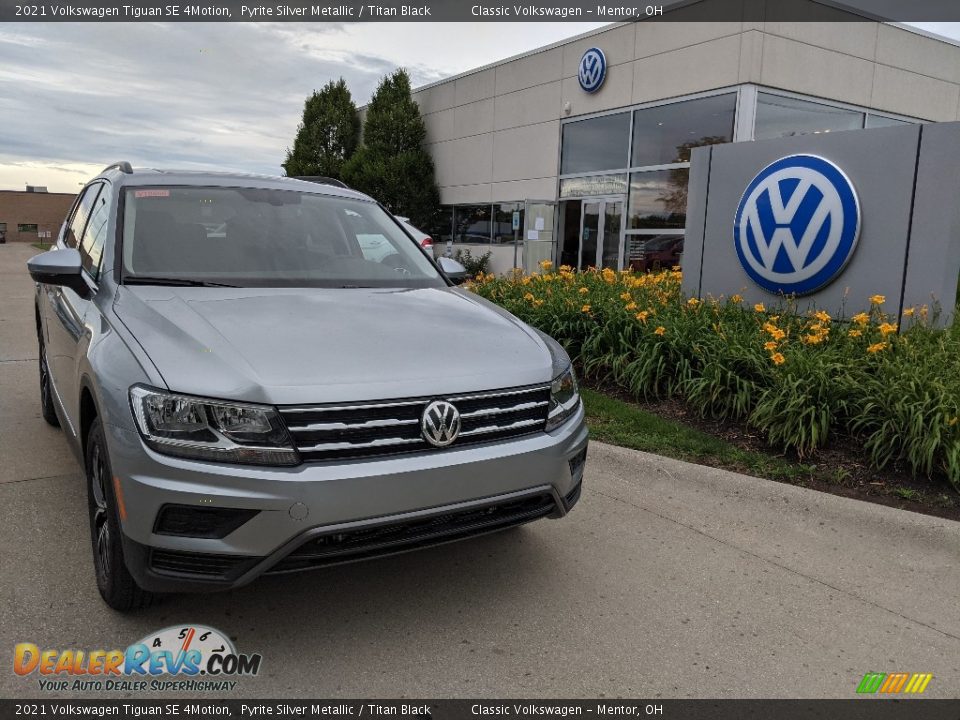 Front 3/4 View of 2021 Volkswagen Tiguan SE 4Motion Photo #1
