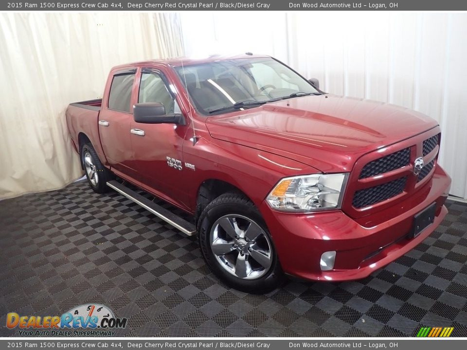 Front 3/4 View of 2015 Ram 1500 Express Crew Cab 4x4 Photo #3