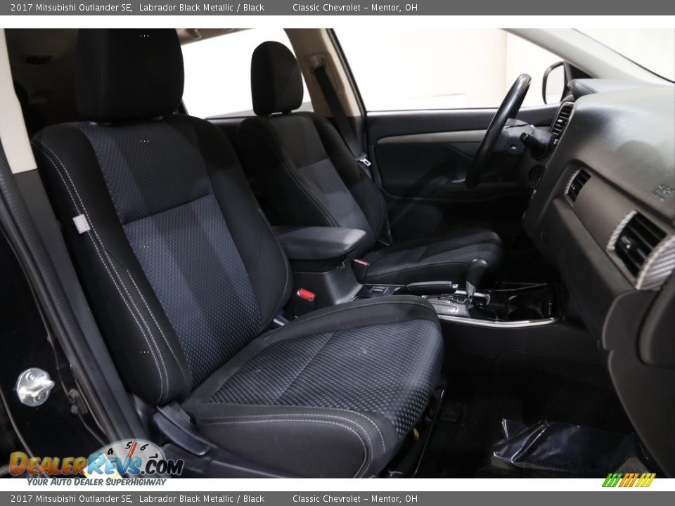 Front Seat of 2017 Mitsubishi Outlander SE Photo #16