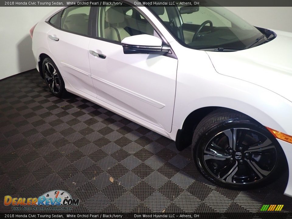 2018 Honda Civic Touring Sedan White Orchid Pearl / Black/Ivory Photo #7