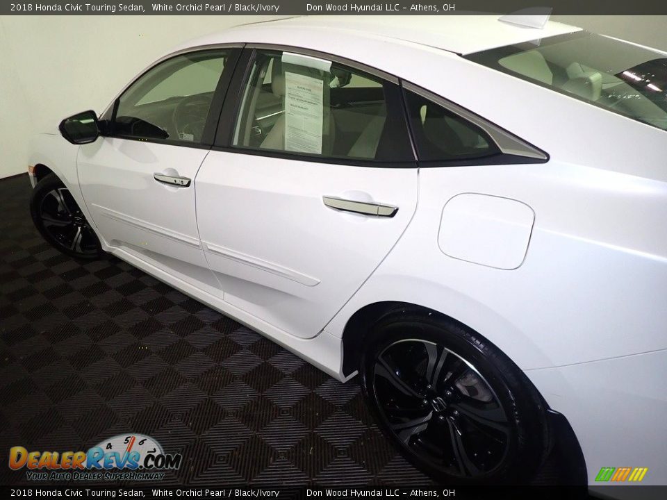 2018 Honda Civic Touring Sedan White Orchid Pearl / Black/Ivory Photo #21