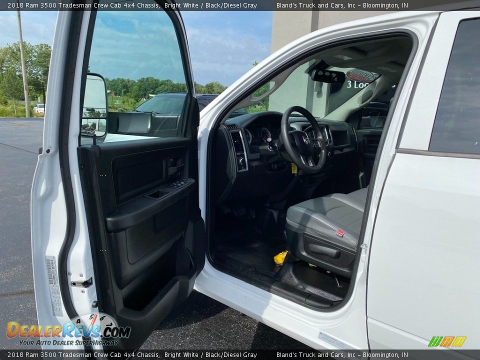 2018 Ram 3500 Tradesman Crew Cab 4x4 Chassis Bright White / Black/Diesel Gray Photo #18