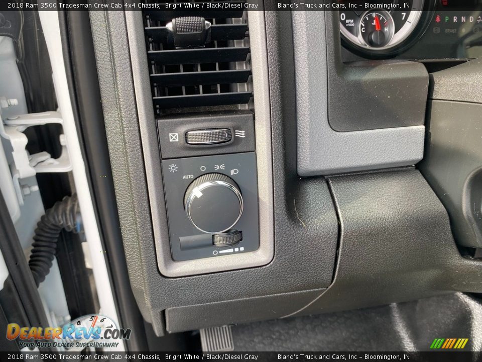 2018 Ram 3500 Tradesman Crew Cab 4x4 Chassis Bright White / Black/Diesel Gray Photo #28