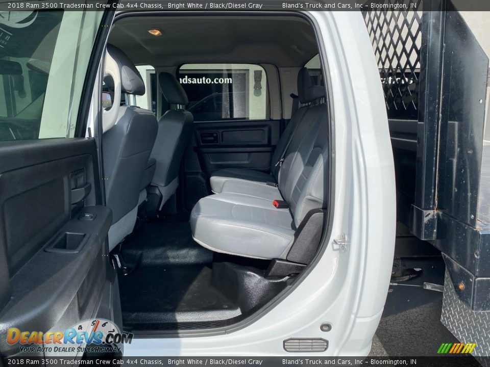 2018 Ram 3500 Tradesman Crew Cab 4x4 Chassis Bright White / Black/Diesel Gray Photo #36