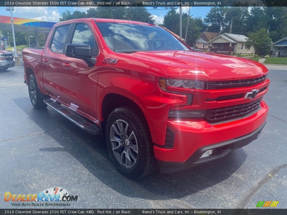 Front 3/4 View of 2019 Chevrolet Silverado 1500 RST Crew Cab 4WD Photo #4
