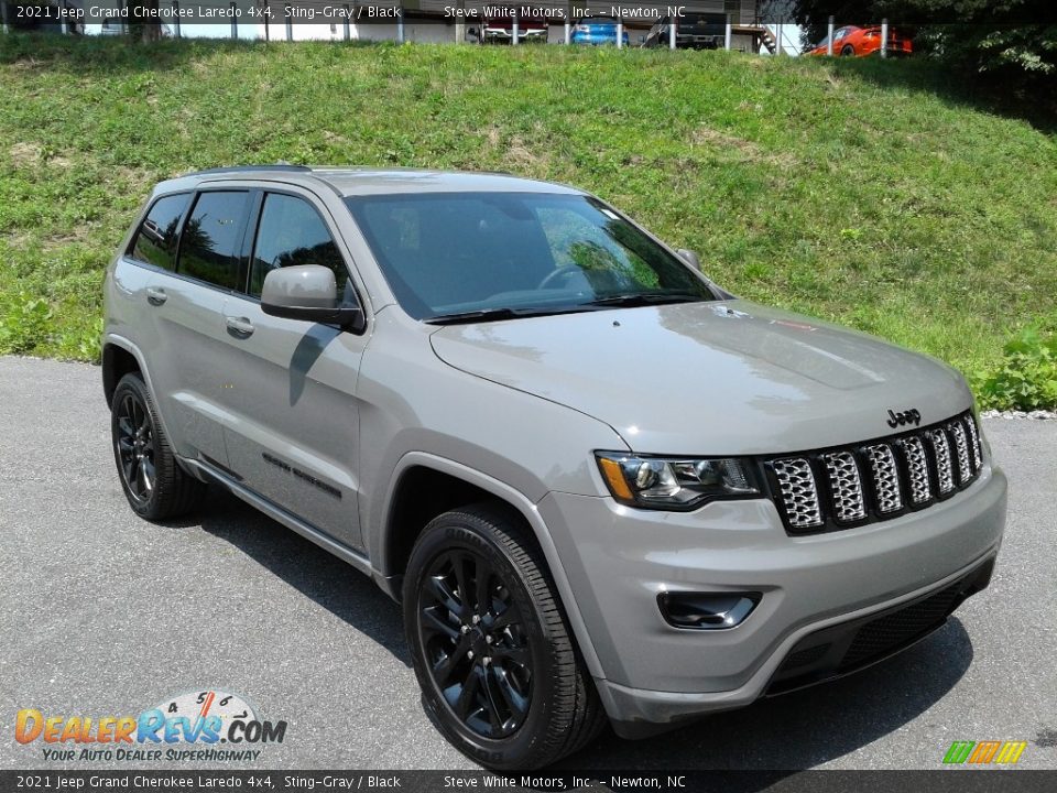 Front 3/4 View of 2021 Jeep Grand Cherokee Laredo 4x4 Photo #4