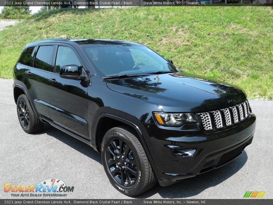 Front 3/4 View of 2021 Jeep Grand Cherokee Laredo 4x4 Photo #4