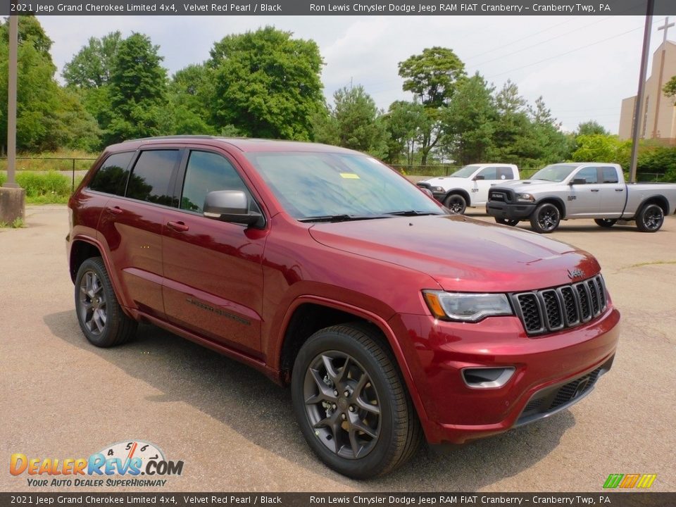 Front 3/4 View of 2021 Jeep Grand Cherokee Limited 4x4 Photo #3