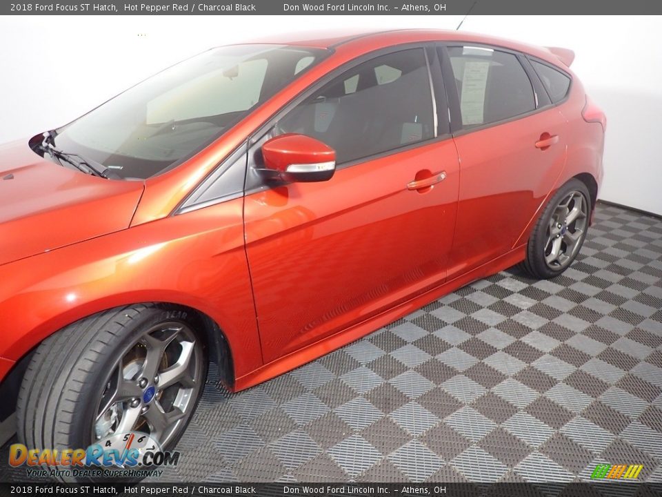 2018 Ford Focus ST Hatch Hot Pepper Red / Charcoal Black Photo #10