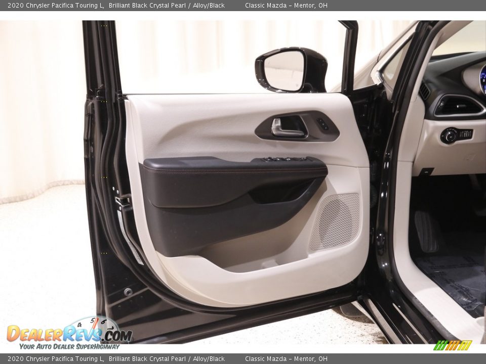 2020 Chrysler Pacifica Touring L Brilliant Black Crystal Pearl / Alloy/Black Photo #4