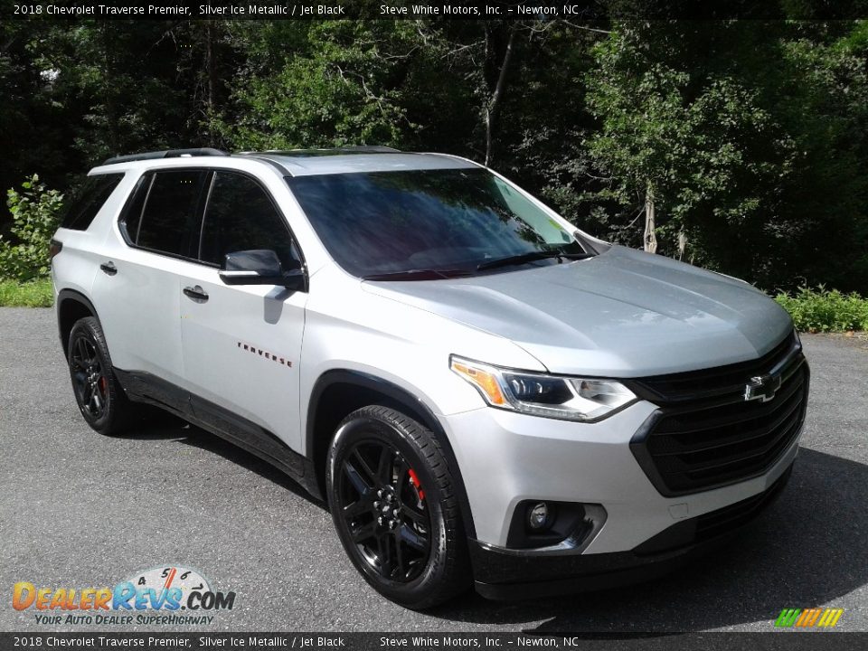 Front 3/4 View of 2018 Chevrolet Traverse Premier Photo #10