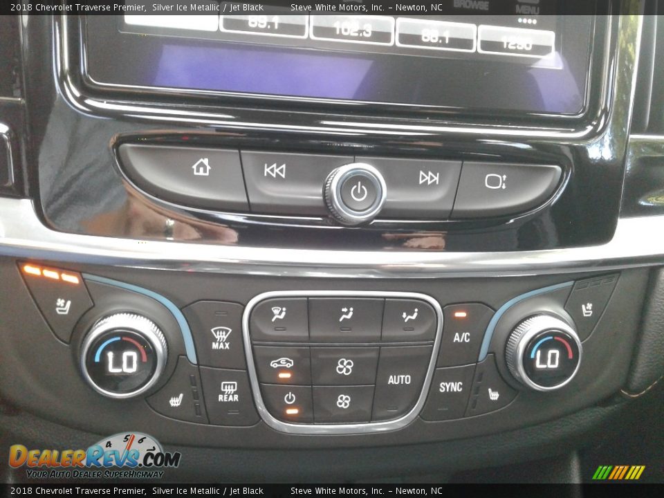 Controls of 2018 Chevrolet Traverse Premier Photo #31