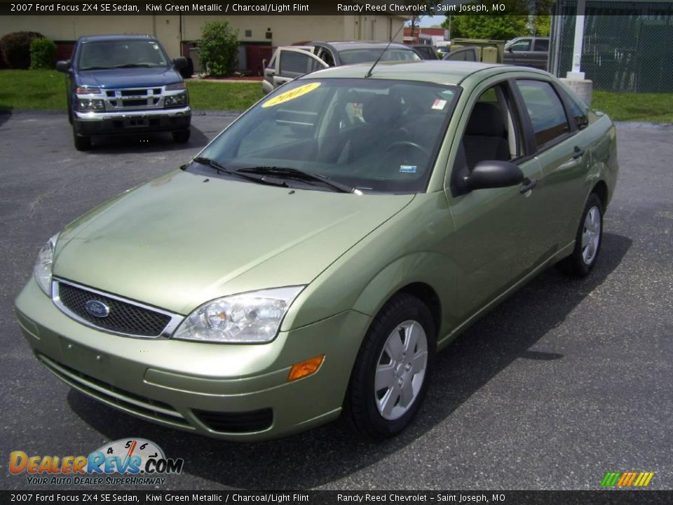2007 Ford Focus ZX4 SE Sedan Kiwi Green Metallic / Charcoal/Light Flint Photo #1