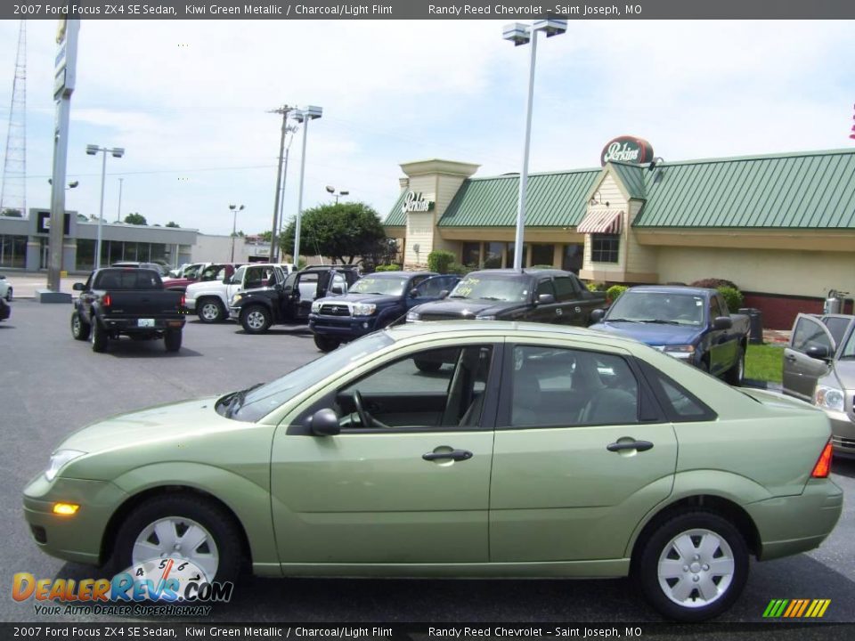 2007 Ford Focus ZX4 SE Sedan Kiwi Green Metallic / Charcoal/Light Flint Photo #2