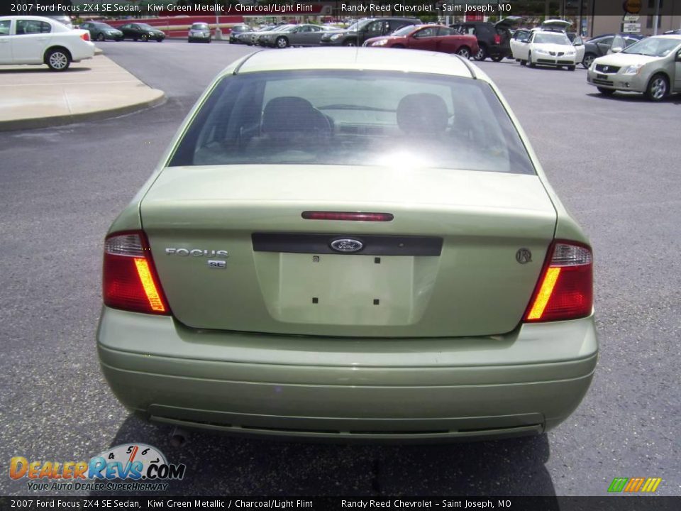 2007 Ford Focus ZX4 SE Sedan Kiwi Green Metallic / Charcoal/Light Flint Photo #4