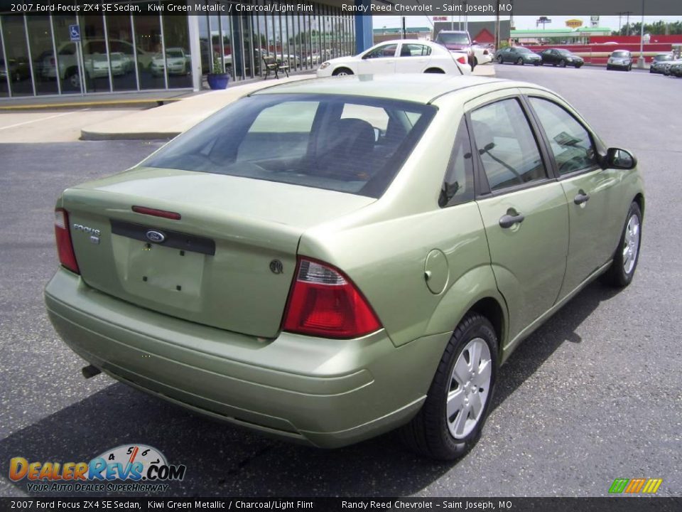 2007 Ford Focus ZX4 SE Sedan Kiwi Green Metallic / Charcoal/Light Flint Photo #5