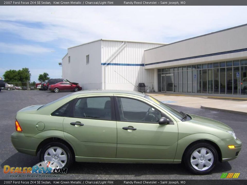 2007 Ford Focus ZX4 SE Sedan Kiwi Green Metallic / Charcoal/Light Flint Photo #6