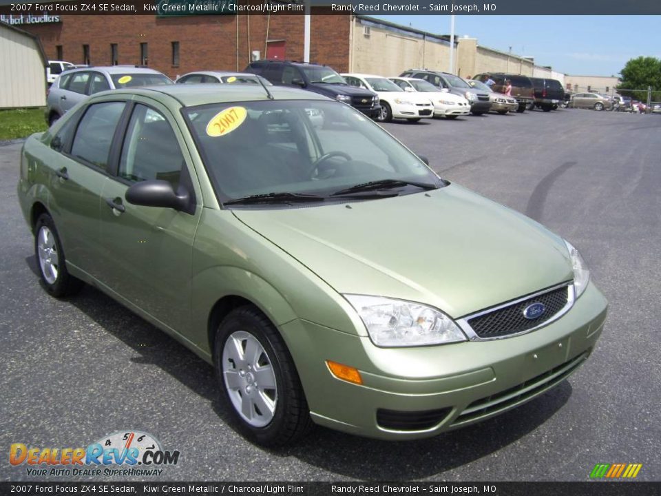 2007 Ford Focus ZX4 SE Sedan Kiwi Green Metallic / Charcoal/Light Flint Photo #7