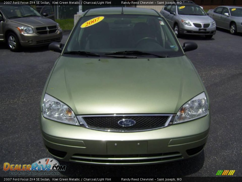 2007 Ford Focus ZX4 SE Sedan Kiwi Green Metallic / Charcoal/Light Flint Photo #8