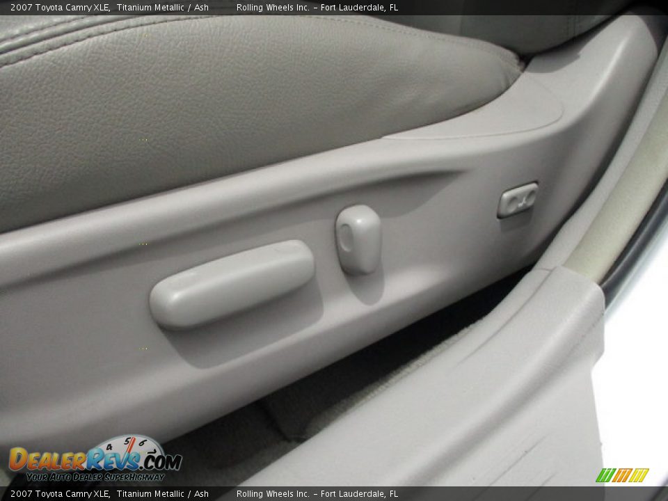 2007 Toyota Camry XLE Titanium Metallic / Ash Photo #32