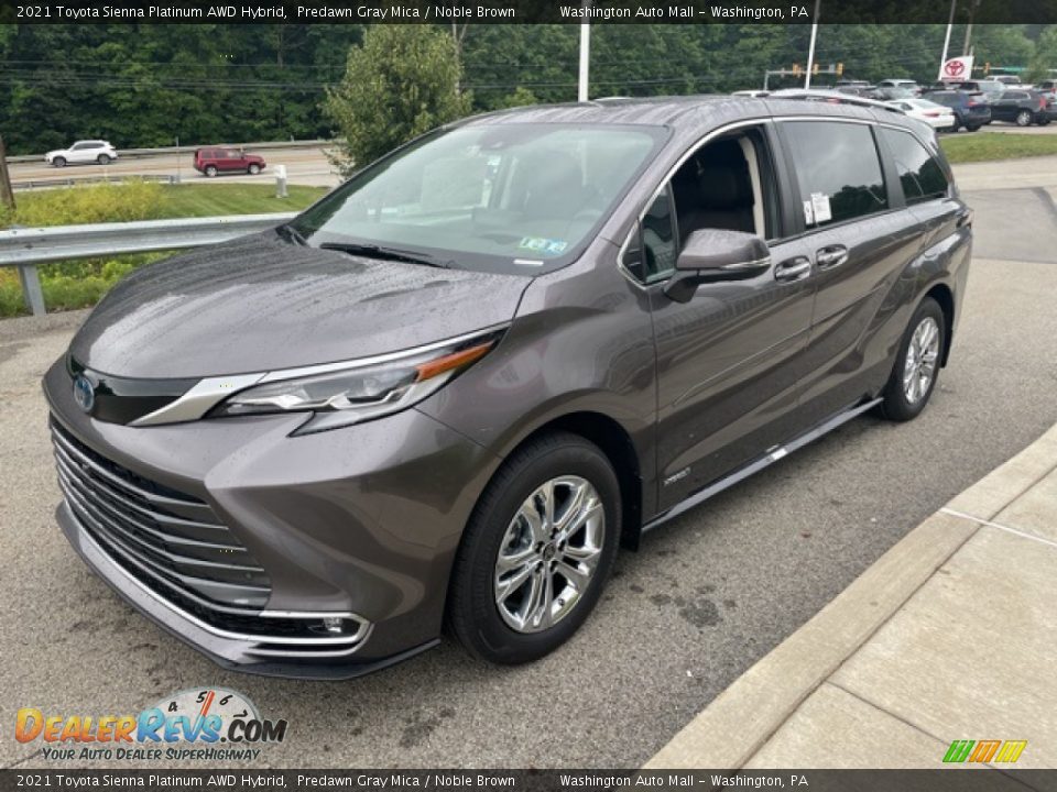 Front 3/4 View of 2021 Toyota Sienna Platinum AWD Hybrid Photo #7