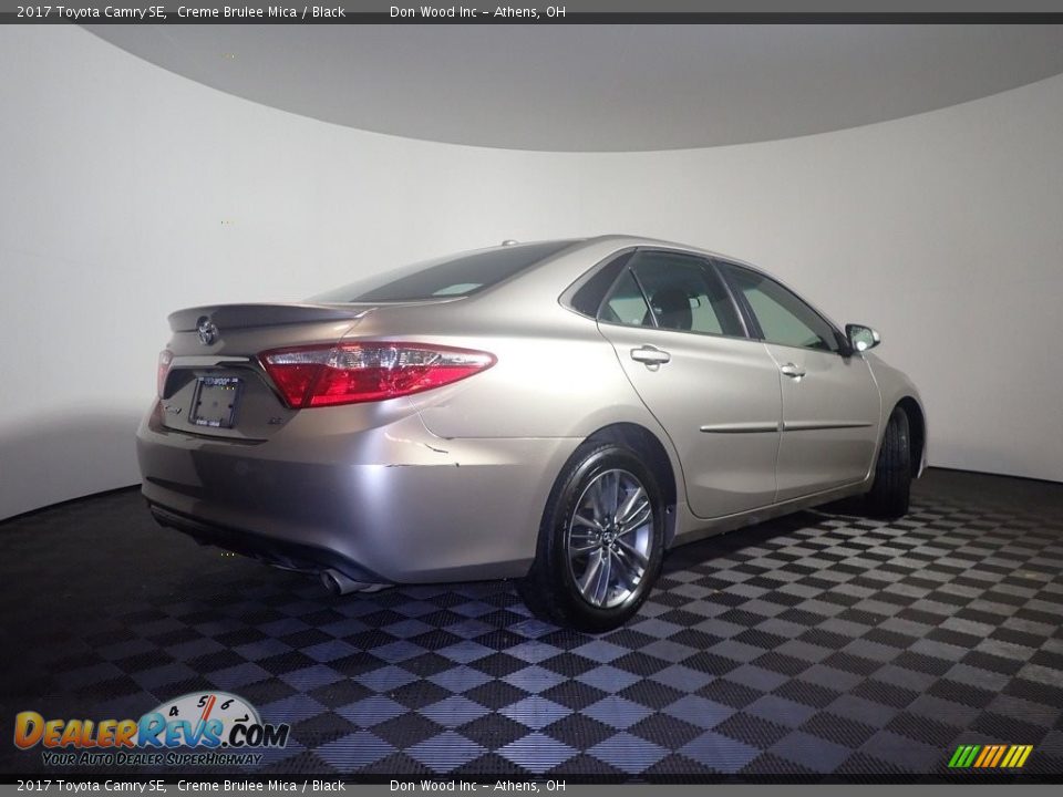 2017 Toyota Camry SE Creme Brulee Mica / Black Photo #18