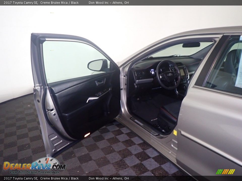 2017 Toyota Camry SE Creme Brulee Mica / Black Photo #22