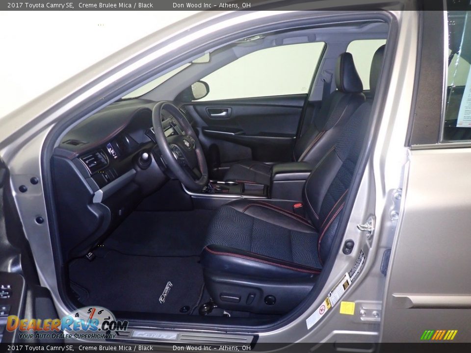 2017 Toyota Camry SE Creme Brulee Mica / Black Photo #24