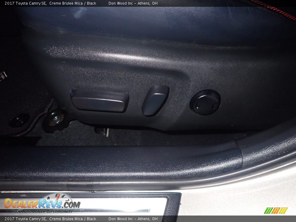 2017 Toyota Camry SE Creme Brulee Mica / Black Photo #25