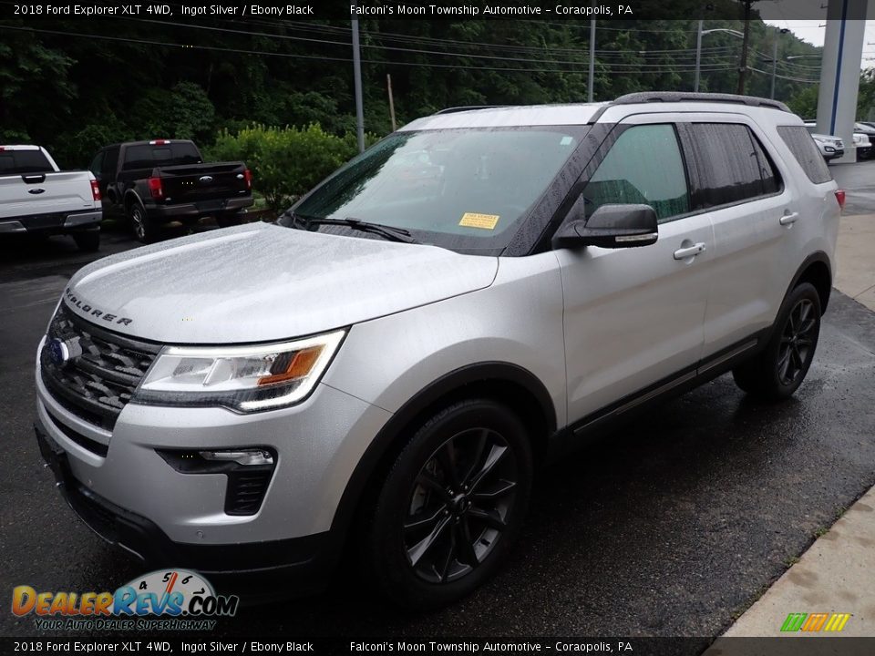 Front 3/4 View of 2018 Ford Explorer XLT 4WD Photo #7