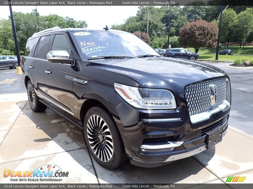 Front 3/4 View of 2018 Lincoln Navigator Black Label 4x4 Photo #8