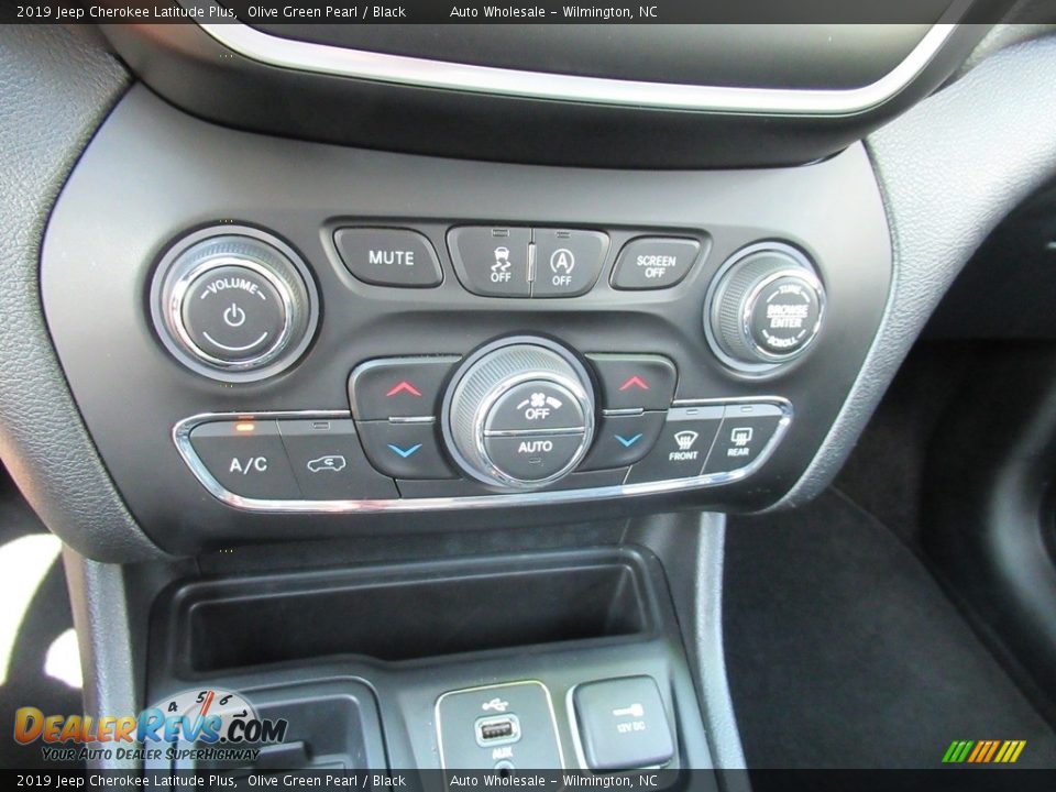 2019 Jeep Cherokee Latitude Plus Olive Green Pearl / Black Photo #19