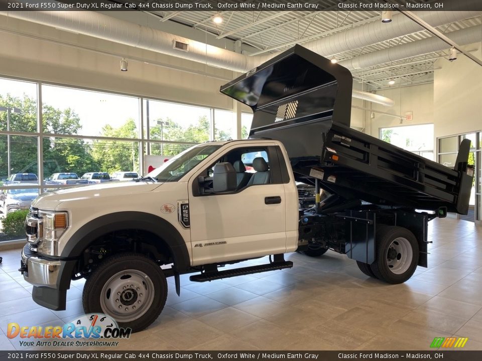 Front 3/4 View of 2021 Ford F550 Super Duty XL Regular Cab 4x4 Chassis Dump Truck Photo #2