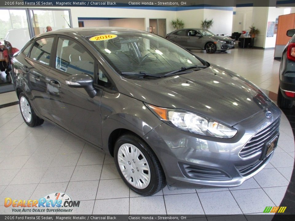 Front 3/4 View of 2016 Ford Fiesta SE Sedan Photo #3