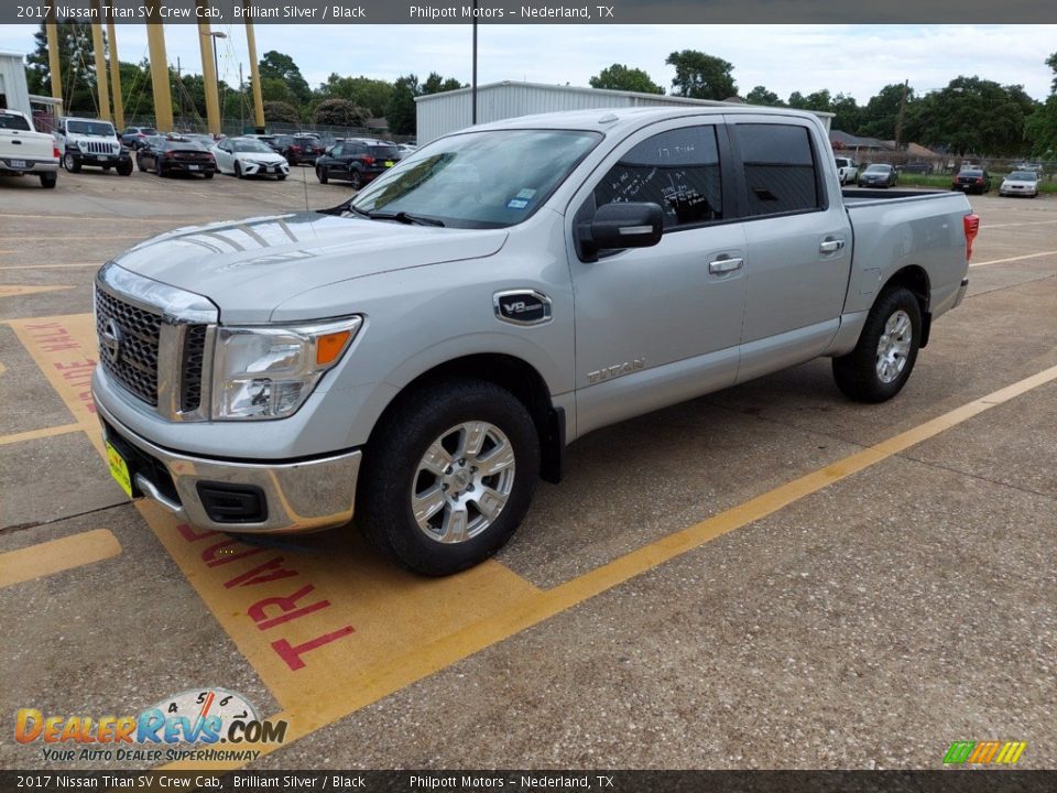 Front 3/4 View of 2017 Nissan Titan SV Crew Cab Photo #3