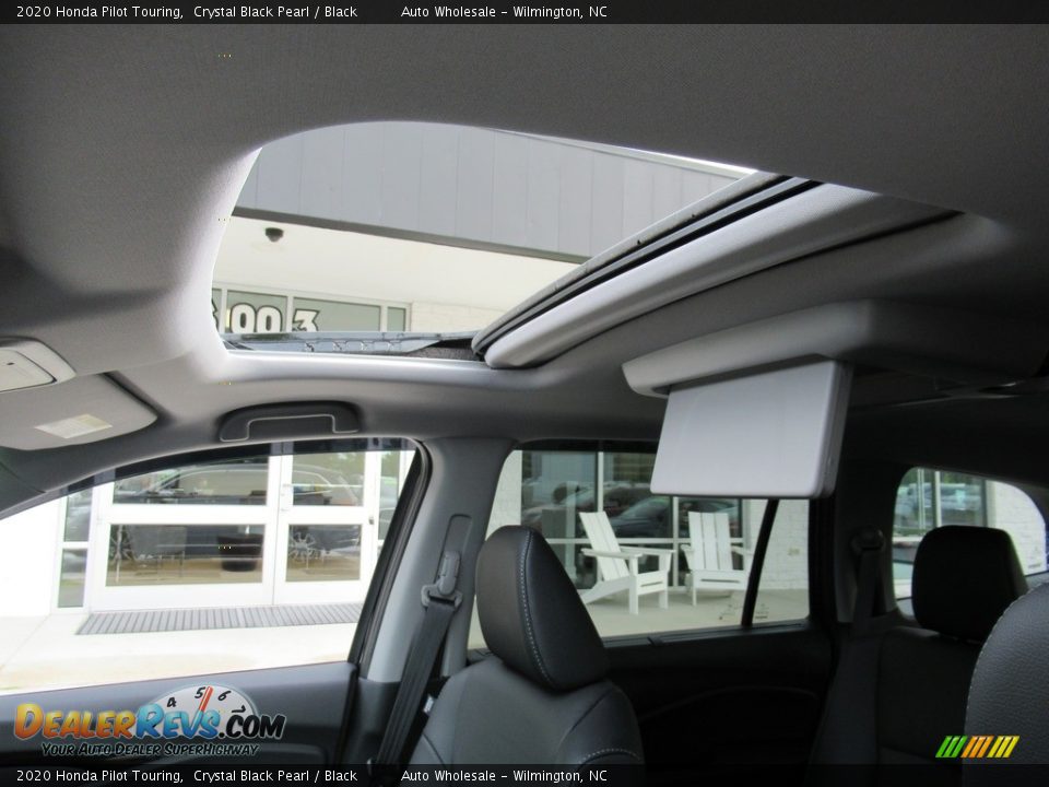 2020 Honda Pilot Touring Crystal Black Pearl / Black Photo #11
