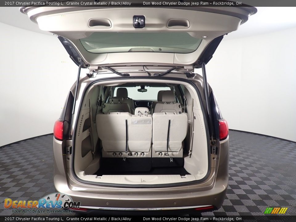 2017 Chrysler Pacifica Touring L Granite Crystal Metallic / Black/Alloy Photo #16