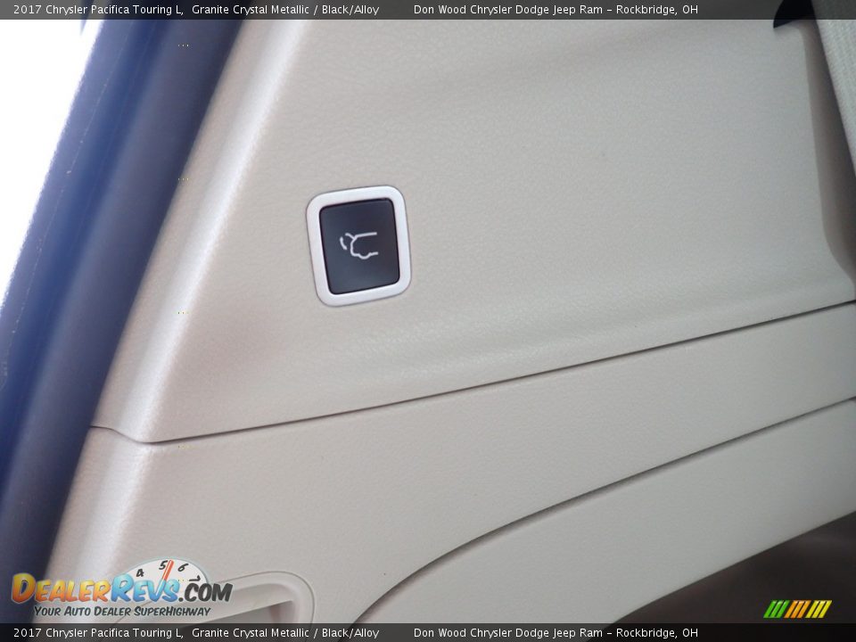 2017 Chrysler Pacifica Touring L Granite Crystal Metallic / Black/Alloy Photo #18