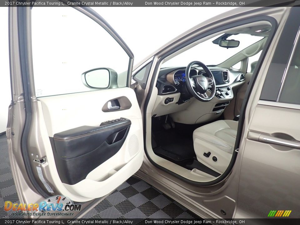 2017 Chrysler Pacifica Touring L Granite Crystal Metallic / Black/Alloy Photo #21
