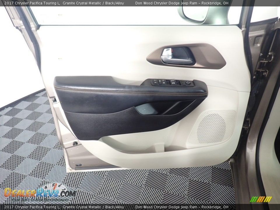 2017 Chrysler Pacifica Touring L Granite Crystal Metallic / Black/Alloy Photo #22