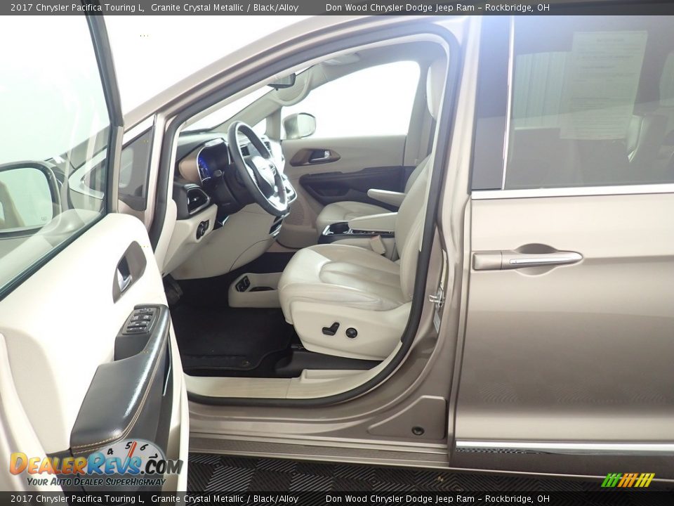 2017 Chrysler Pacifica Touring L Granite Crystal Metallic / Black/Alloy Photo #24