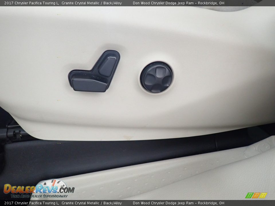 2017 Chrysler Pacifica Touring L Granite Crystal Metallic / Black/Alloy Photo #25