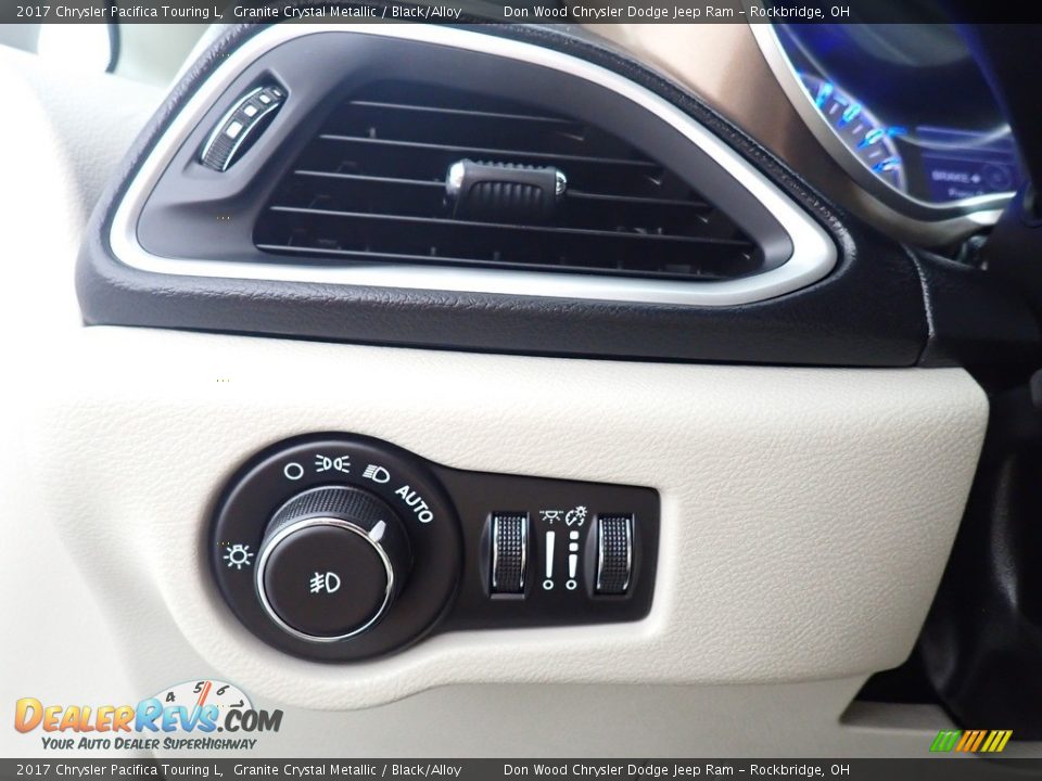 2017 Chrysler Pacifica Touring L Granite Crystal Metallic / Black/Alloy Photo #29